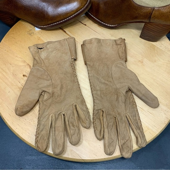 Coach Tan Silk Gloves Faux Suede Buckle Detail Lined Sz 6 1/2 Classic Minimalist - Picture 6 of 11